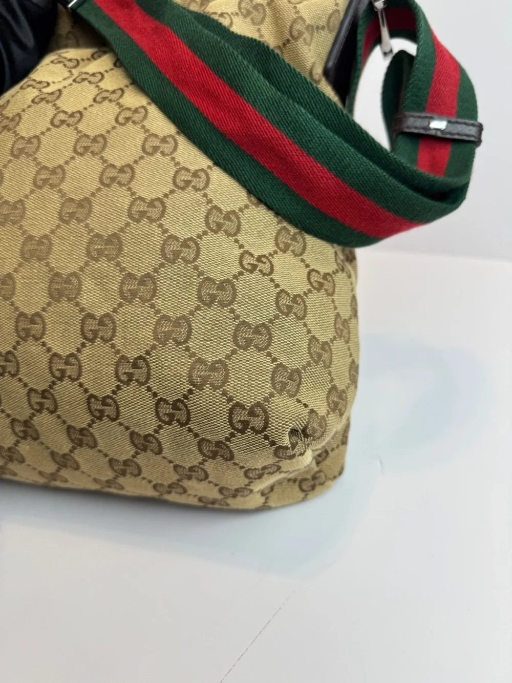 Gucci Beige Monogram Crossbody Bag with Green-Red Strap - Picture 12 of 15
